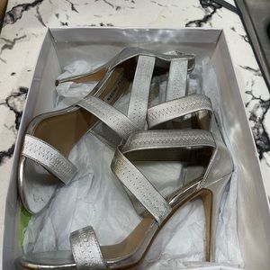 Steve Madden size 9M anklet Paryss Silver slightly worn amazing condition